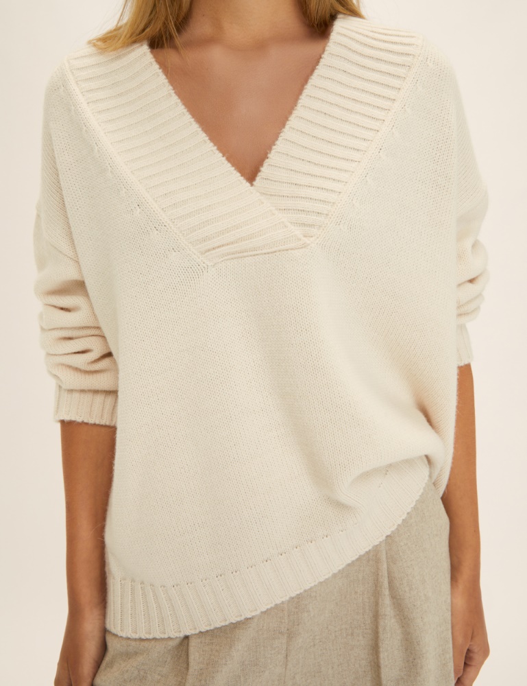 Oversized V-neck sweater - Emme - 2