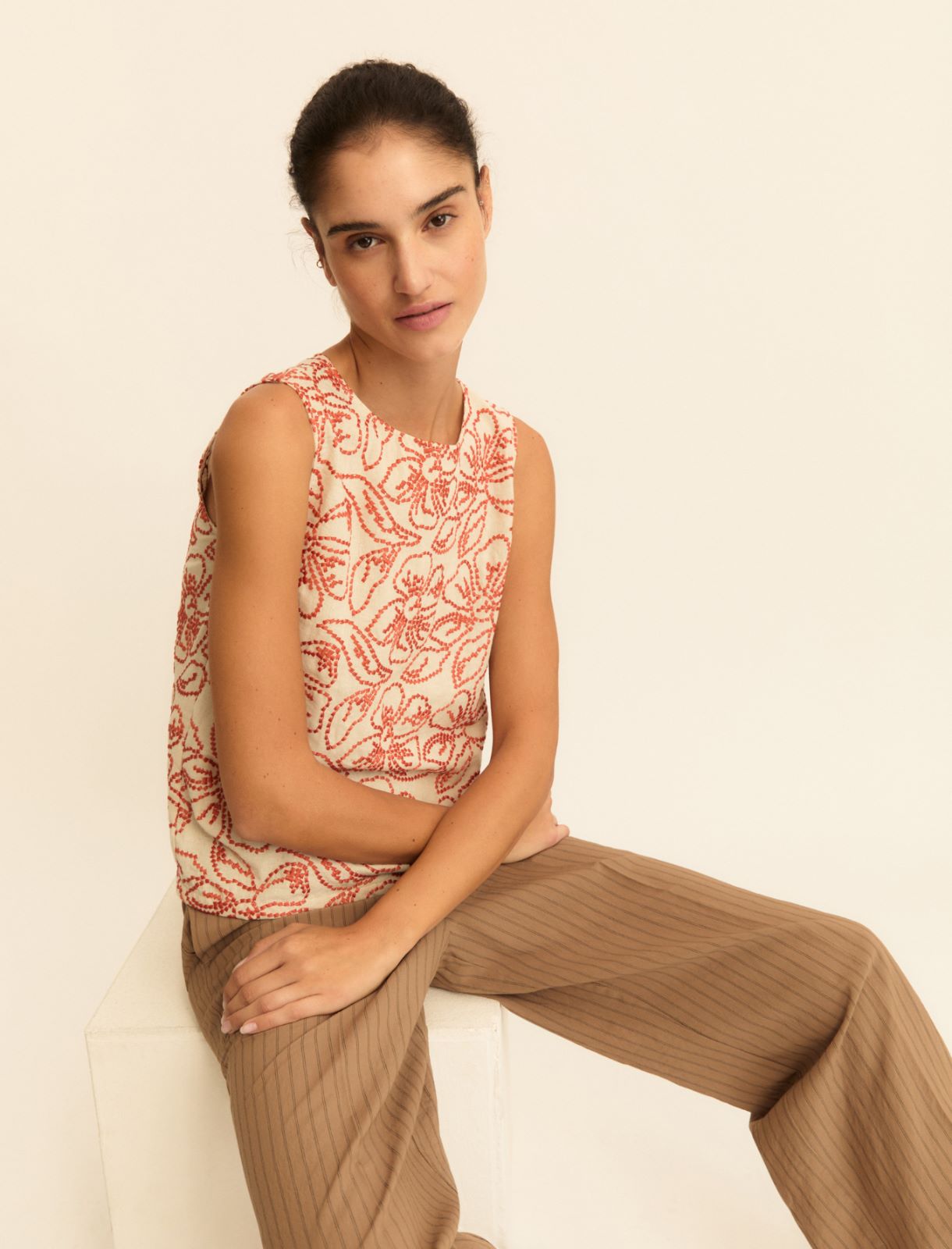 Top in cotone e lino ricamato - ROSSO GERANIO - Emme