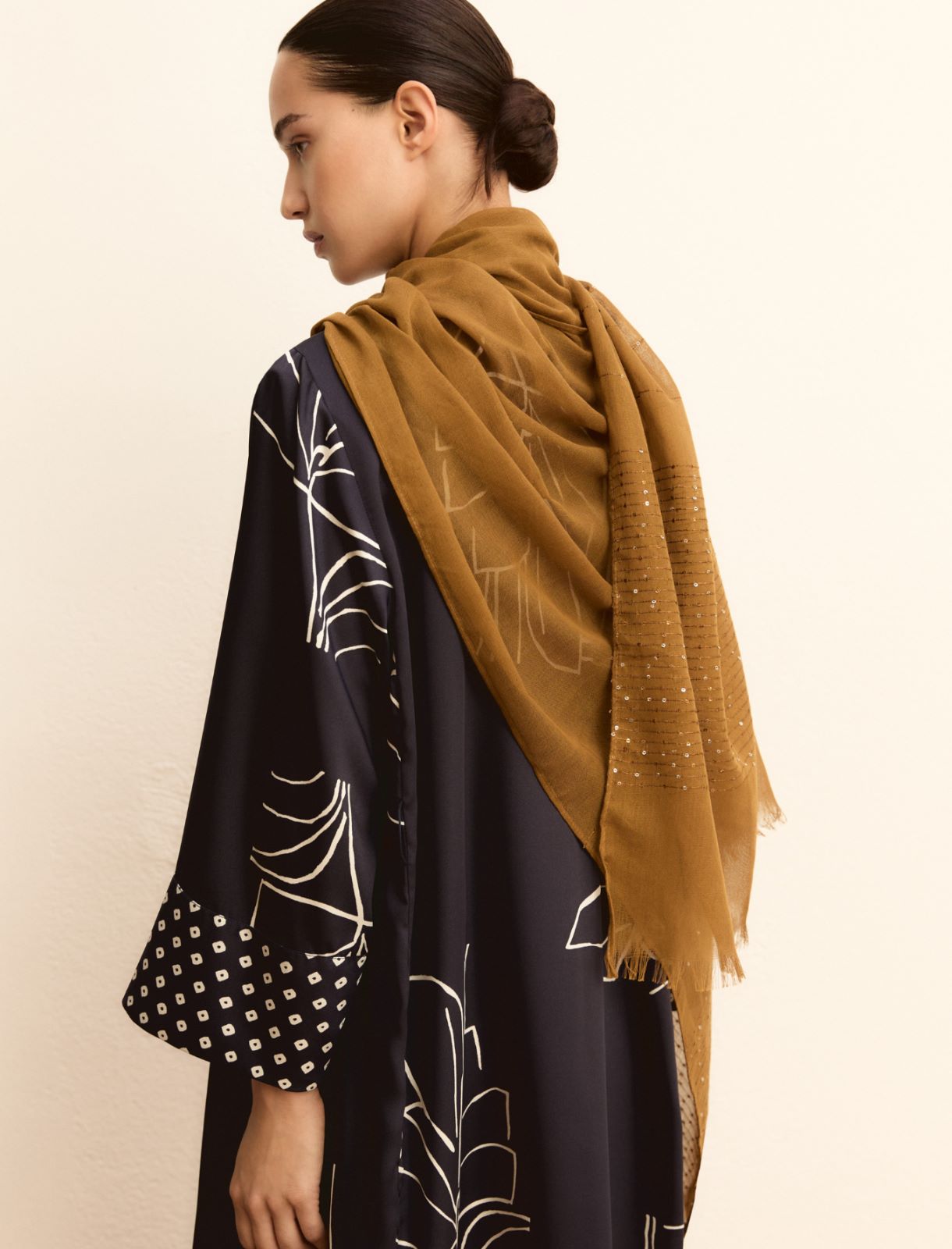 Sequinned scarf - CAMEL - Emme