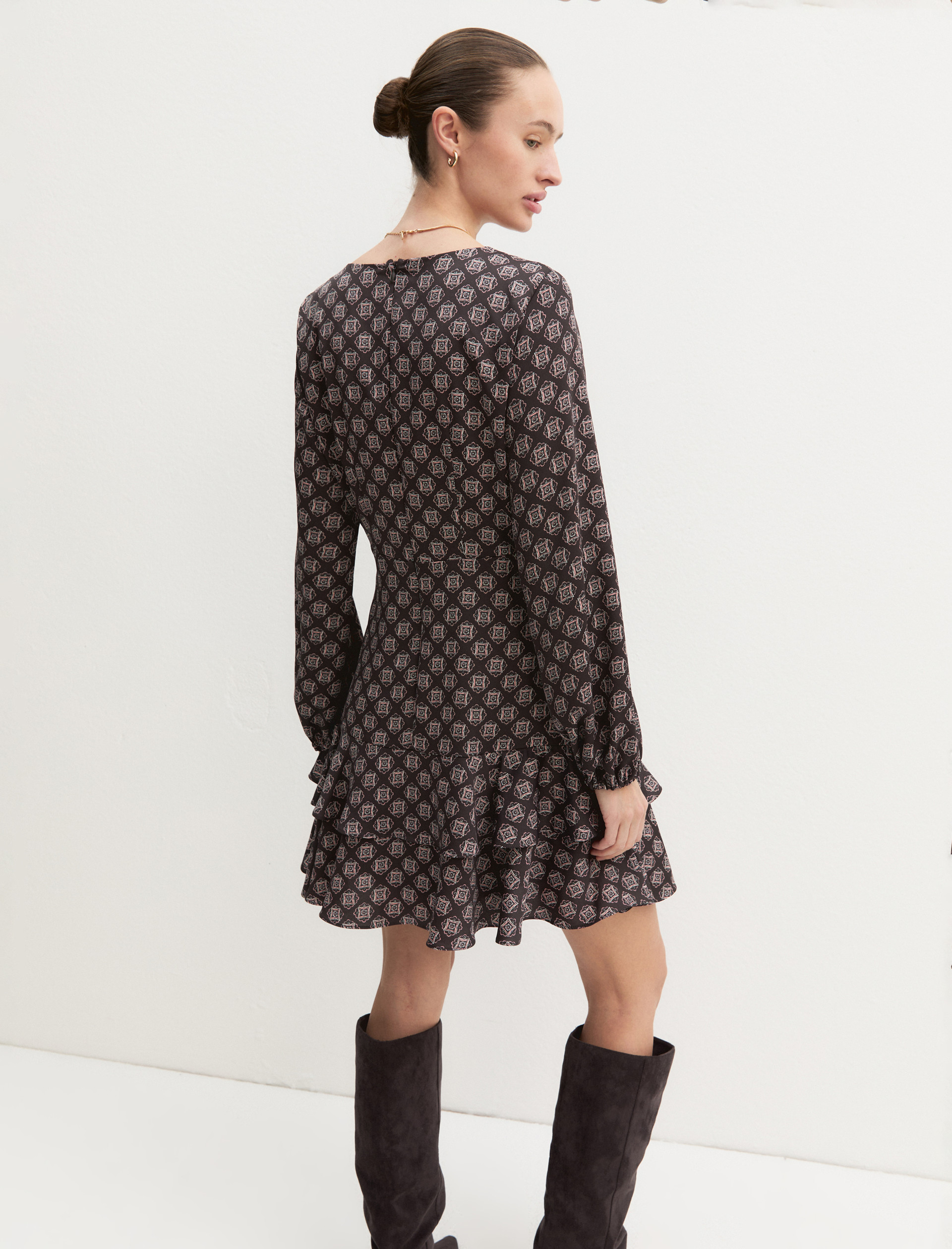 Vestido de crepé con volantes - MARRON OSCURO - Emme - 2