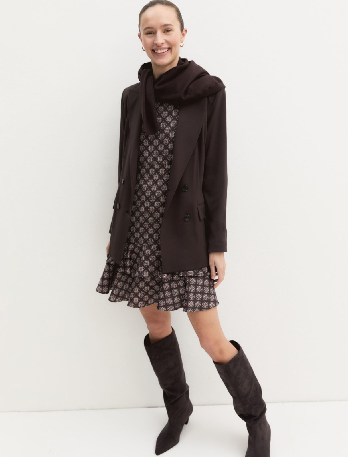 Vestido de crepé con volantes - MARRON OSCURO - Emme - 4