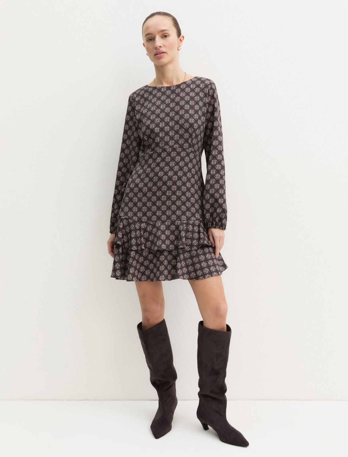 Vestido de crepé con volantes - MARRON OSCURO - Emme