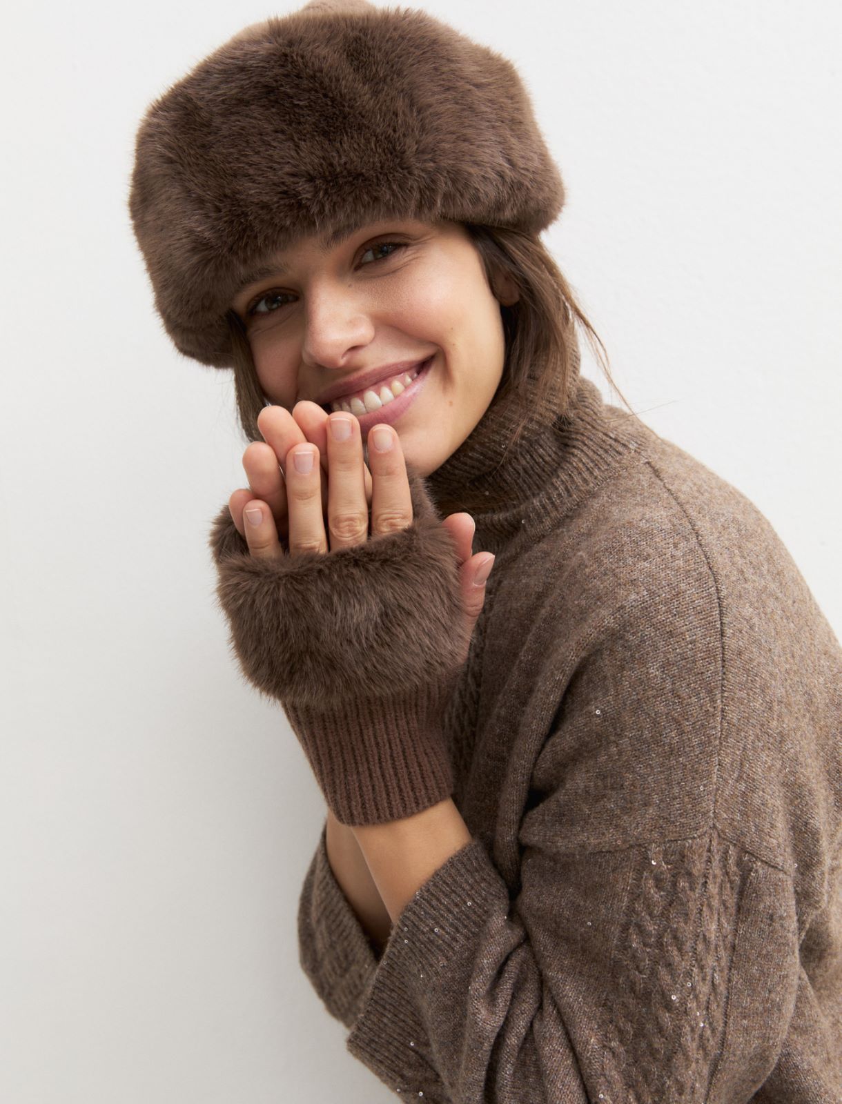 Faux-fur trimmed hand warmers - BROWN - Emme