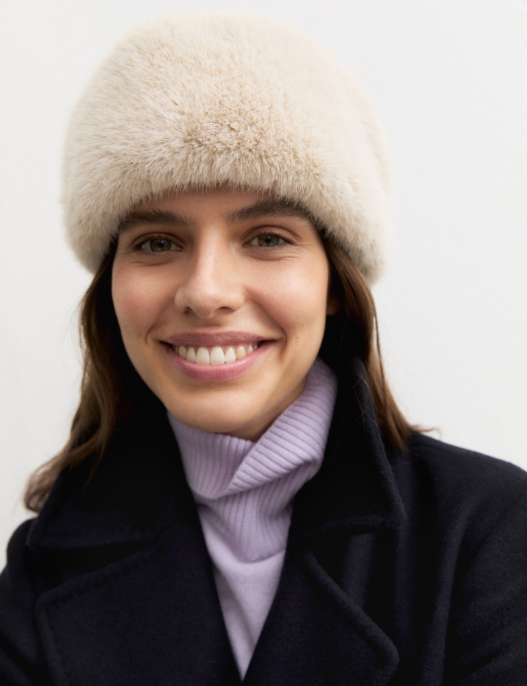 Plush-trim knitted hat - CREAM