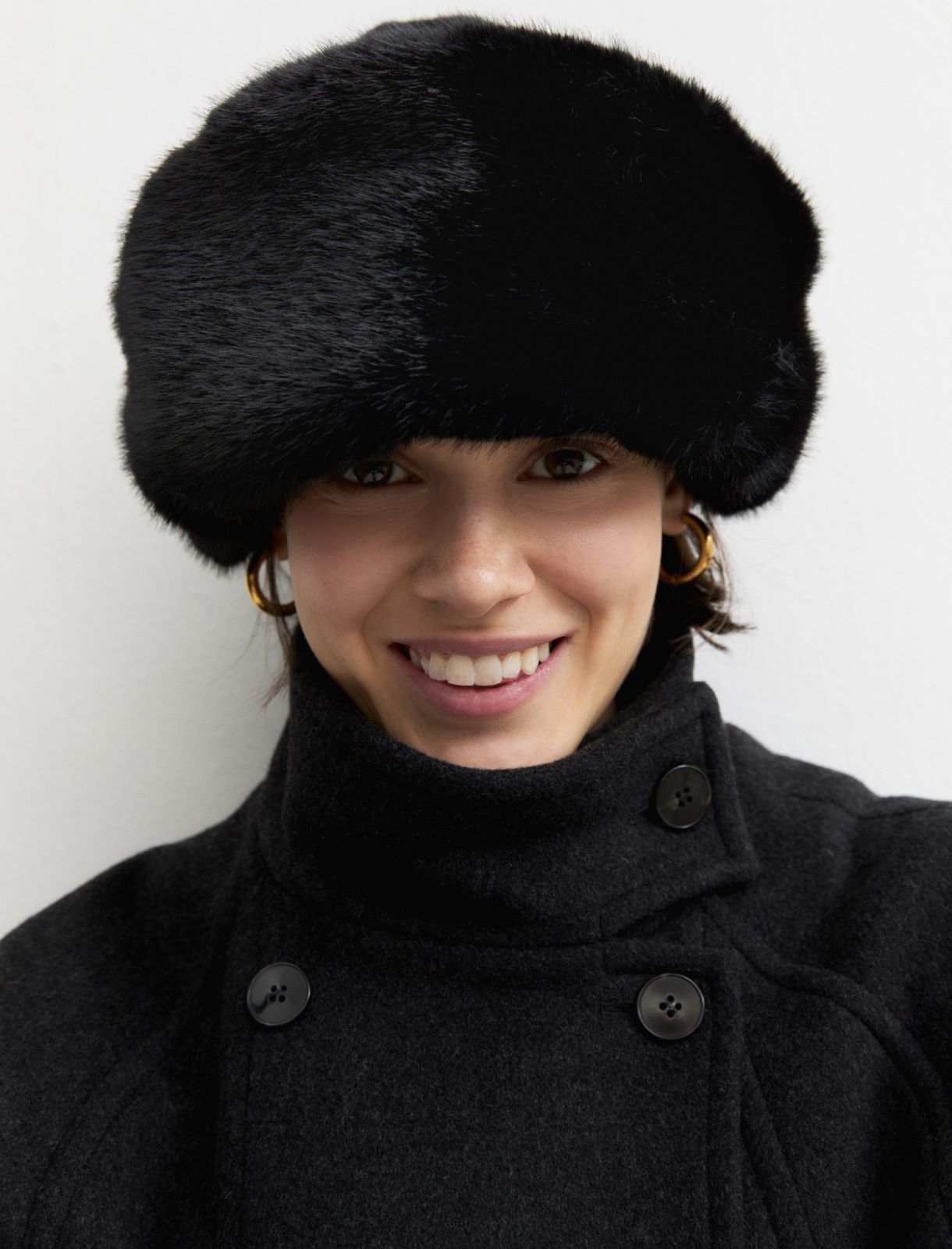 Plush-trim knitted hat - BLACK - Emme