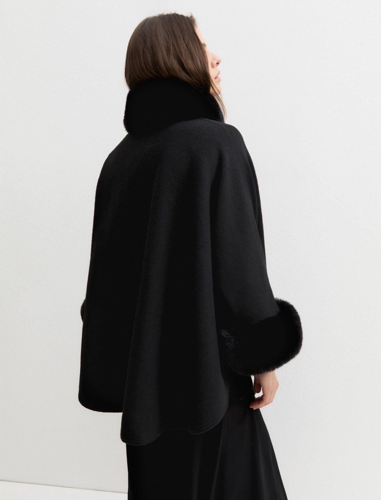 Cloth cape with furry trim - BLACK - Emme - 2