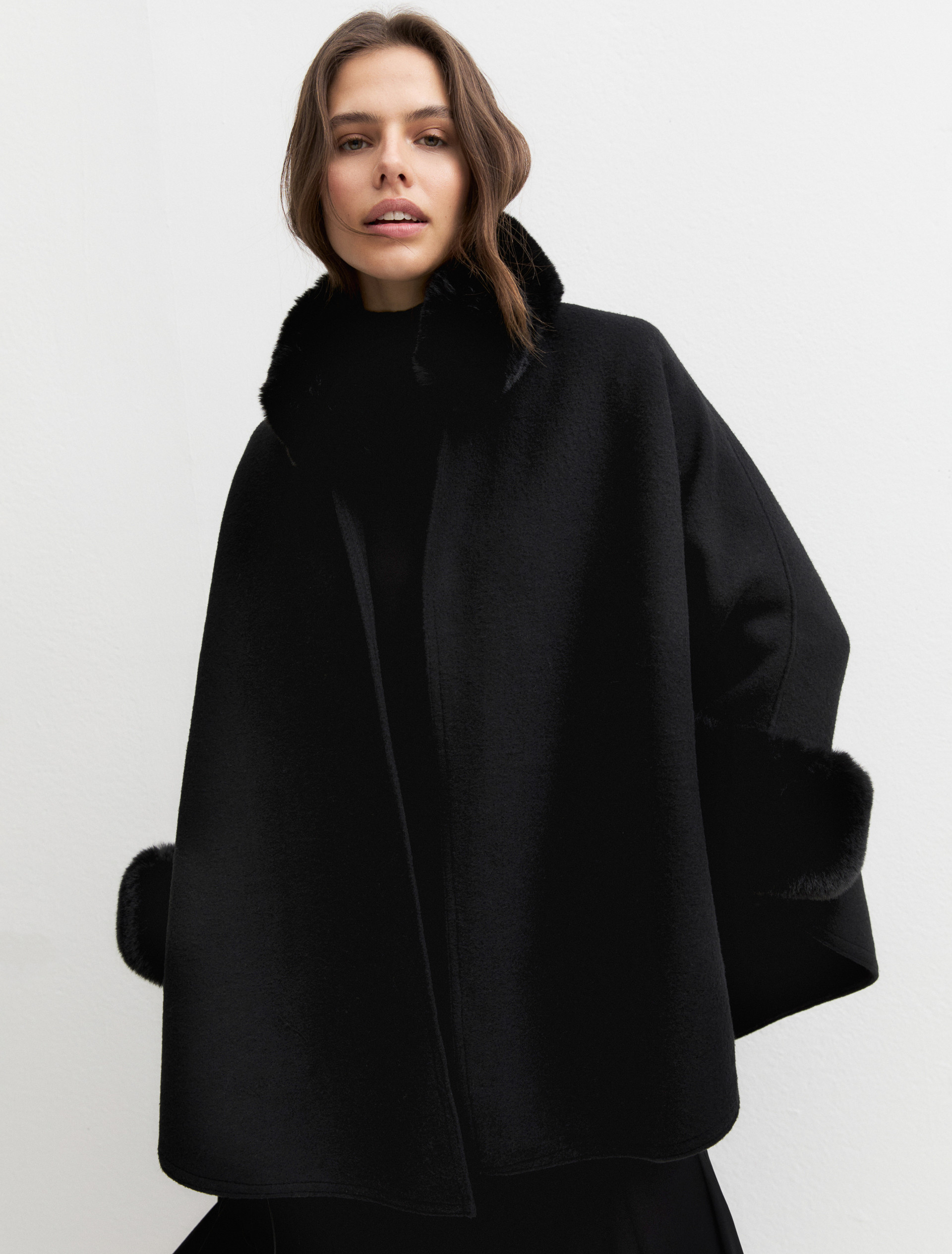 Cloth cape with furry trim - BLACK - Emme - 3