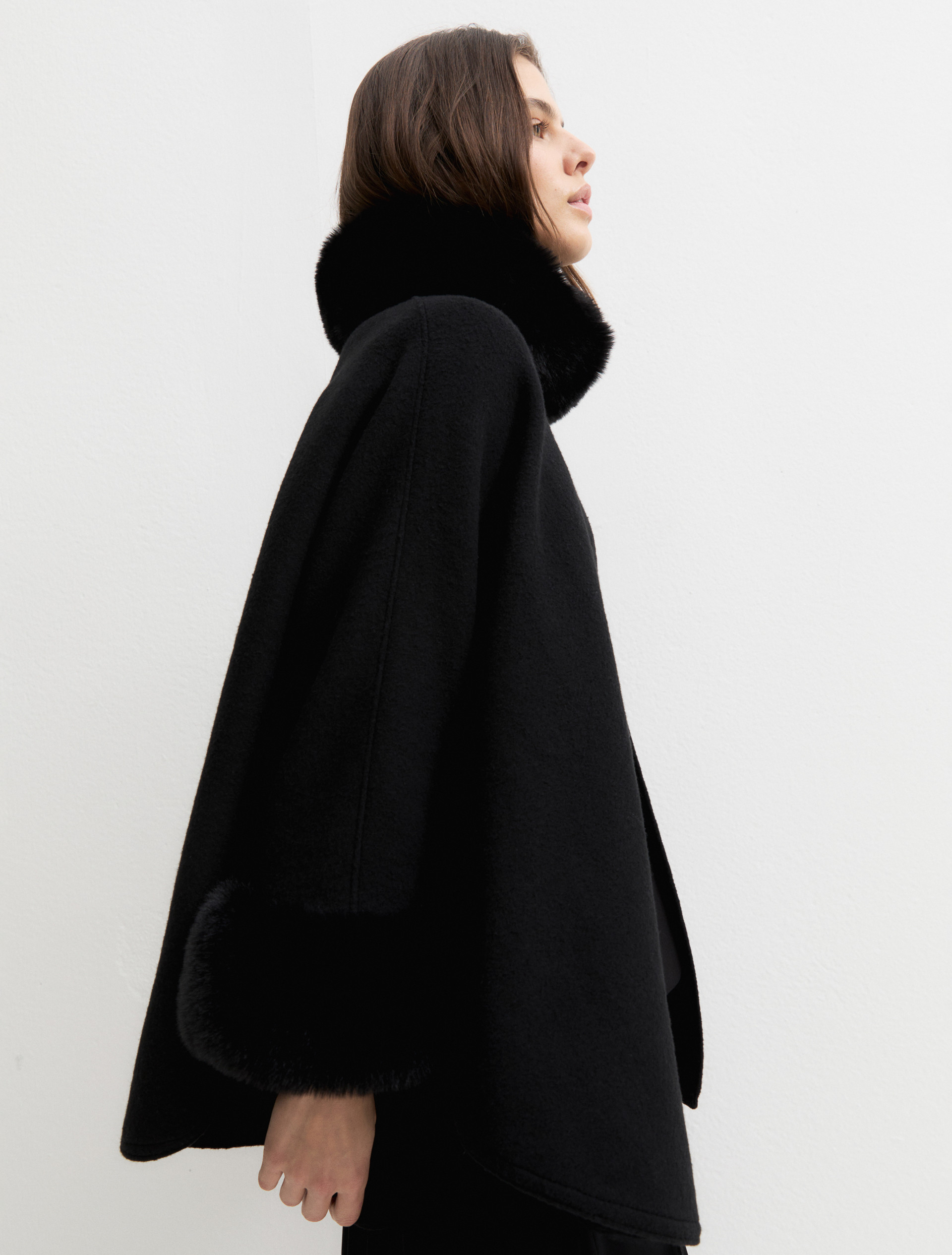 Cloth cape with furry trim - BLACK - Emme - 4