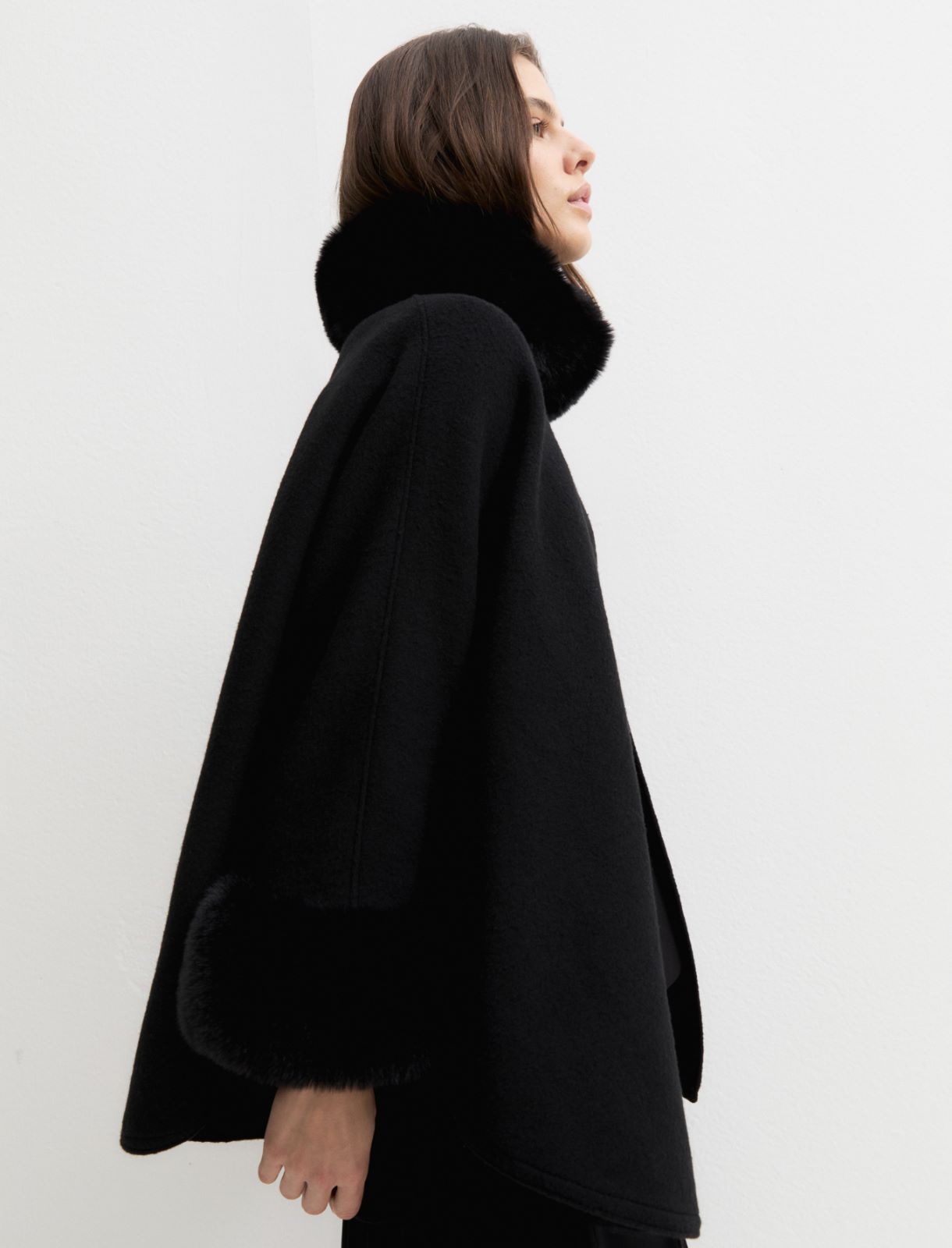 Cloth cape with furry trim - BLACK - Emme - 4