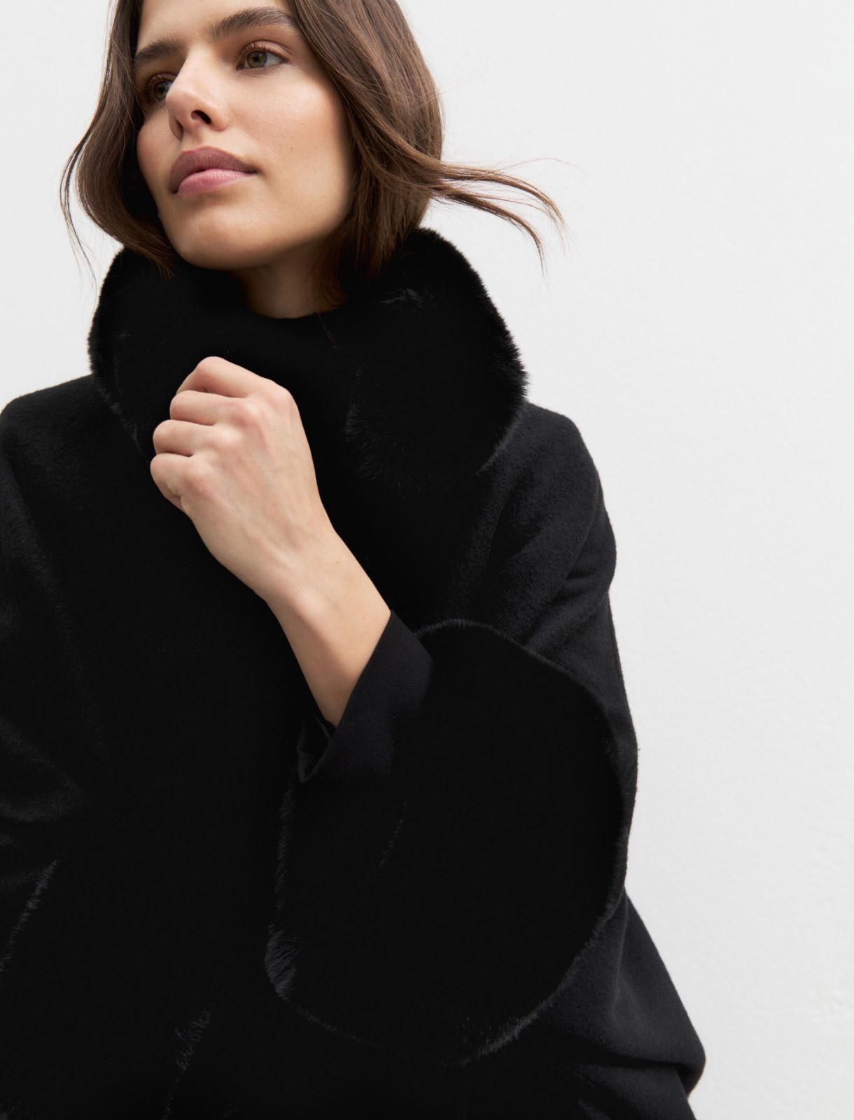 Cloth cape with furry trim - BLACK - Emme - 5