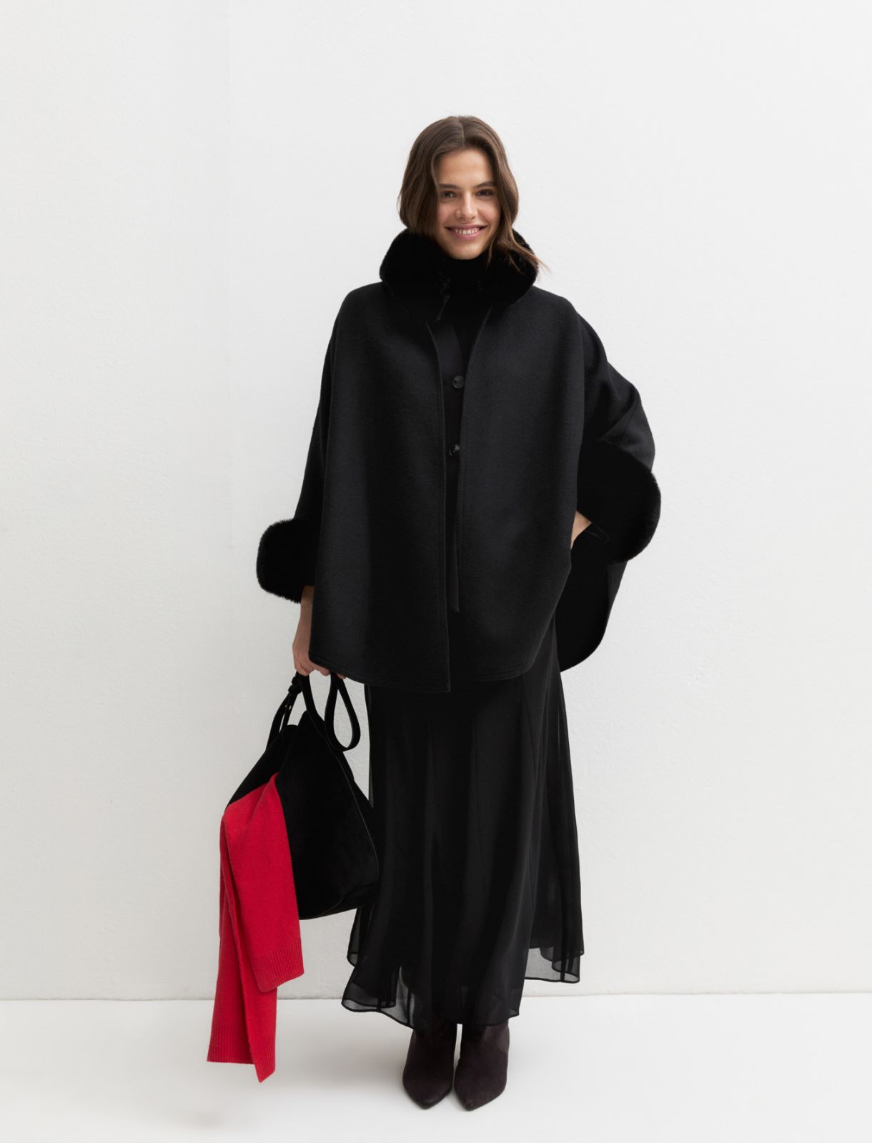 Cloth cape with furry trim - BLACK - Emme
